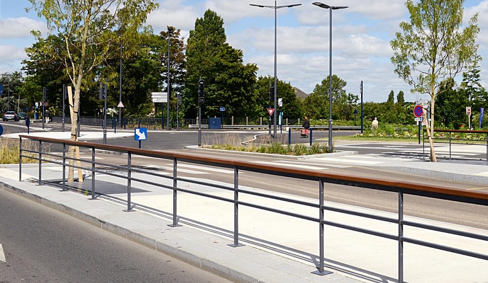 Geländer aus Stahl, Handlauf aus Holz